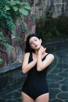 你帮我戴一下小雨衣