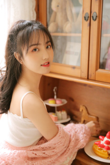 女生胸前两颗大大的包是什么