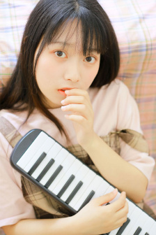 泳装小南娘吃大萝卜