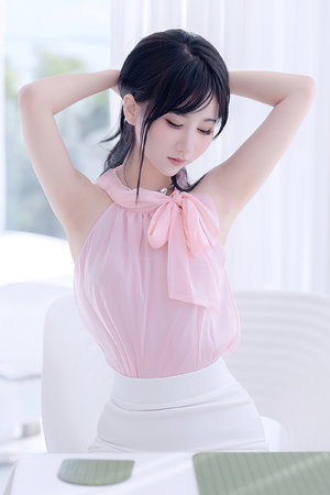 陆沉会议办公桌下