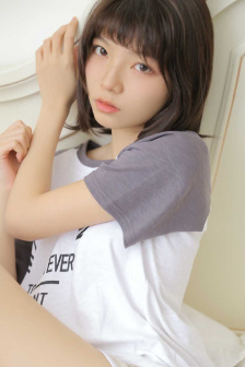 女性趴在床上扭来扭去的原因