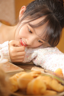 儿子睡觉抓着爸爸的小鸟视频